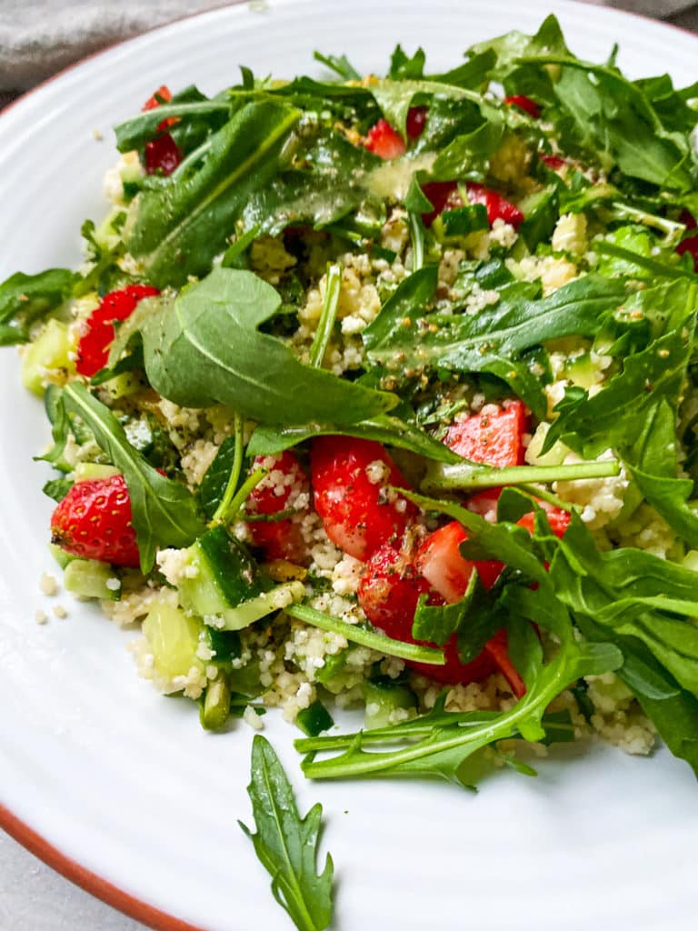 Fruchtiger Couscous Salat mit Erdbeeren